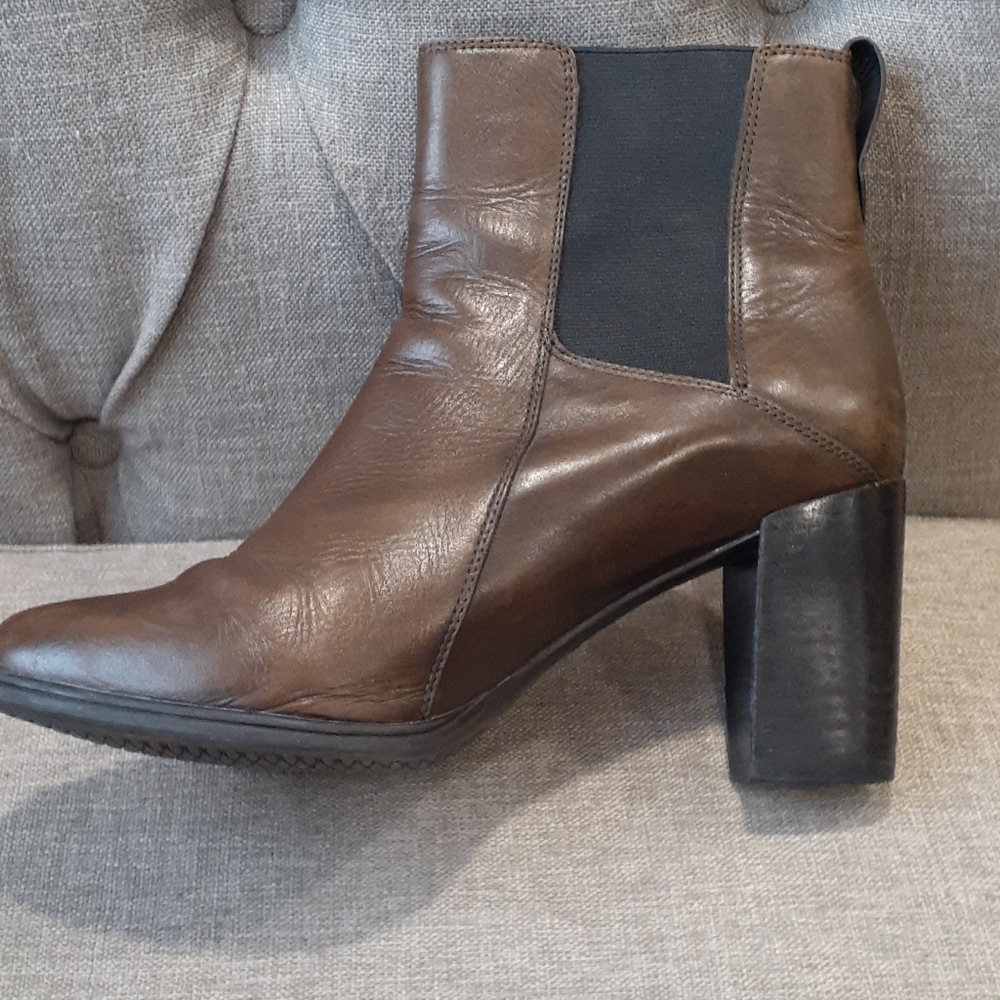 Clarks brown Chelsea leather ankle bootie size 10M - Picture 14 of 16